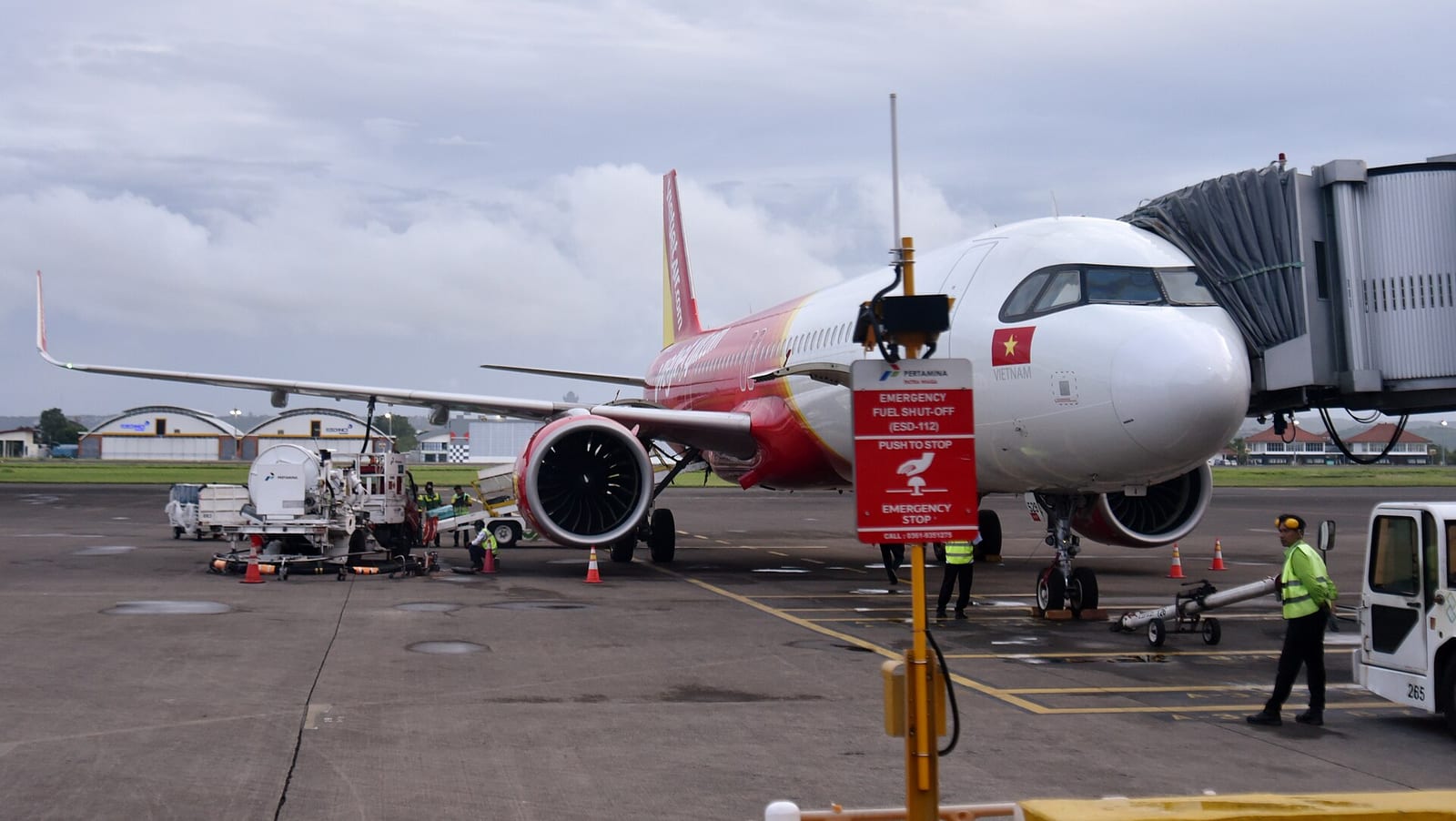 מטוס איירבוס A321 של ויטג׳ט חונה בעמדה בשדה תעופה
