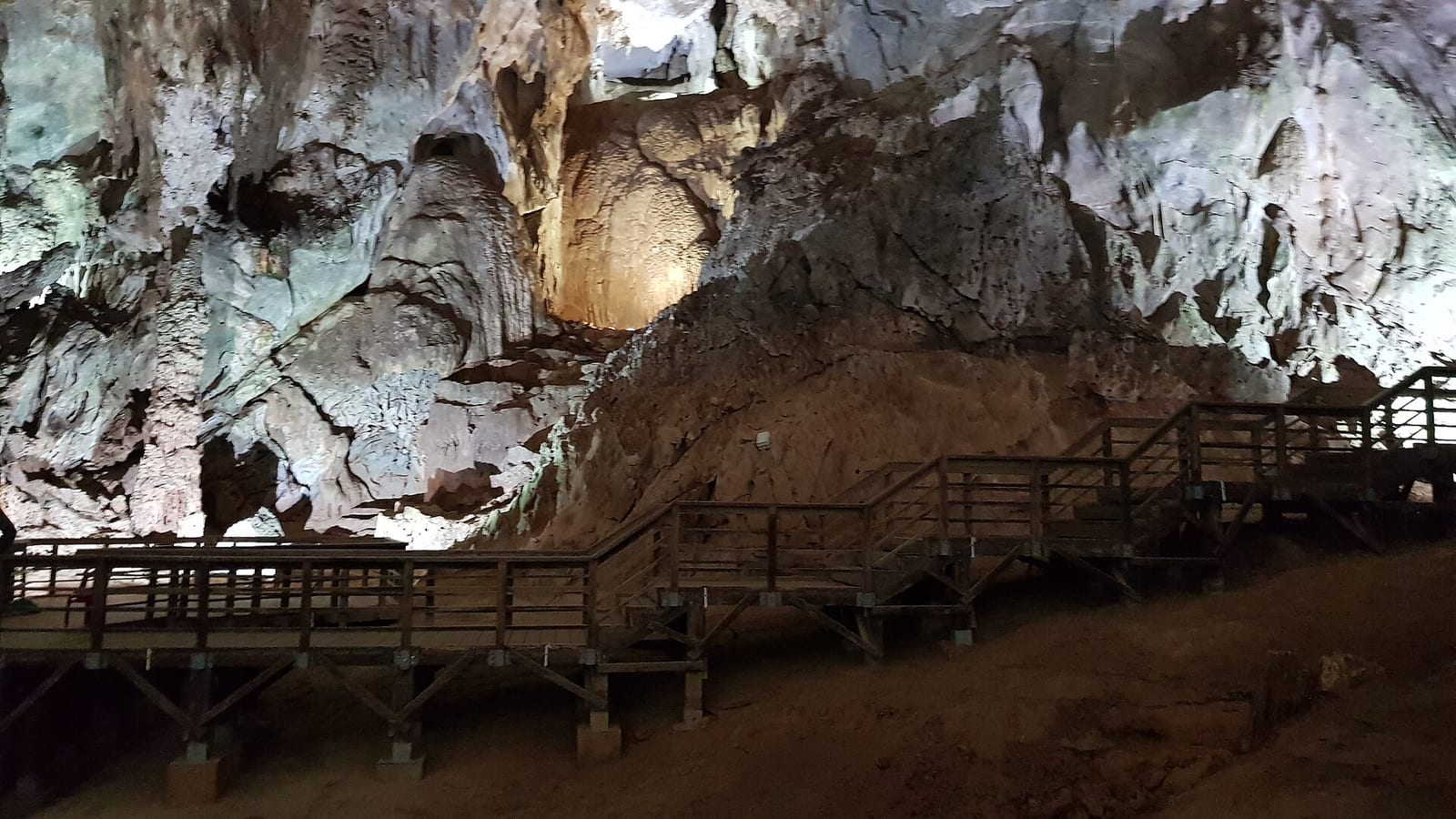 אולם מערה בפונג נה עם תצורות גיר בהירות ואגם תת-קרקעי